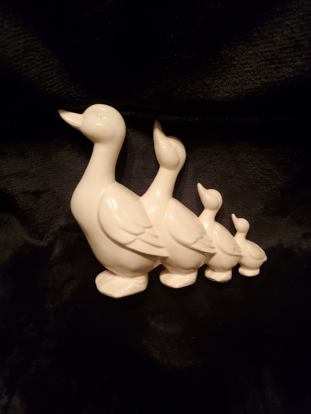 Vintage White Ceramic "Ducks In A Row" Farmhouse Decor - Picture 4 of 7